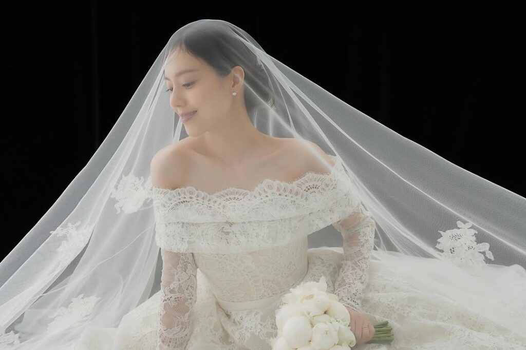 Moon Chae Won compartilha lindas fotos de casamento